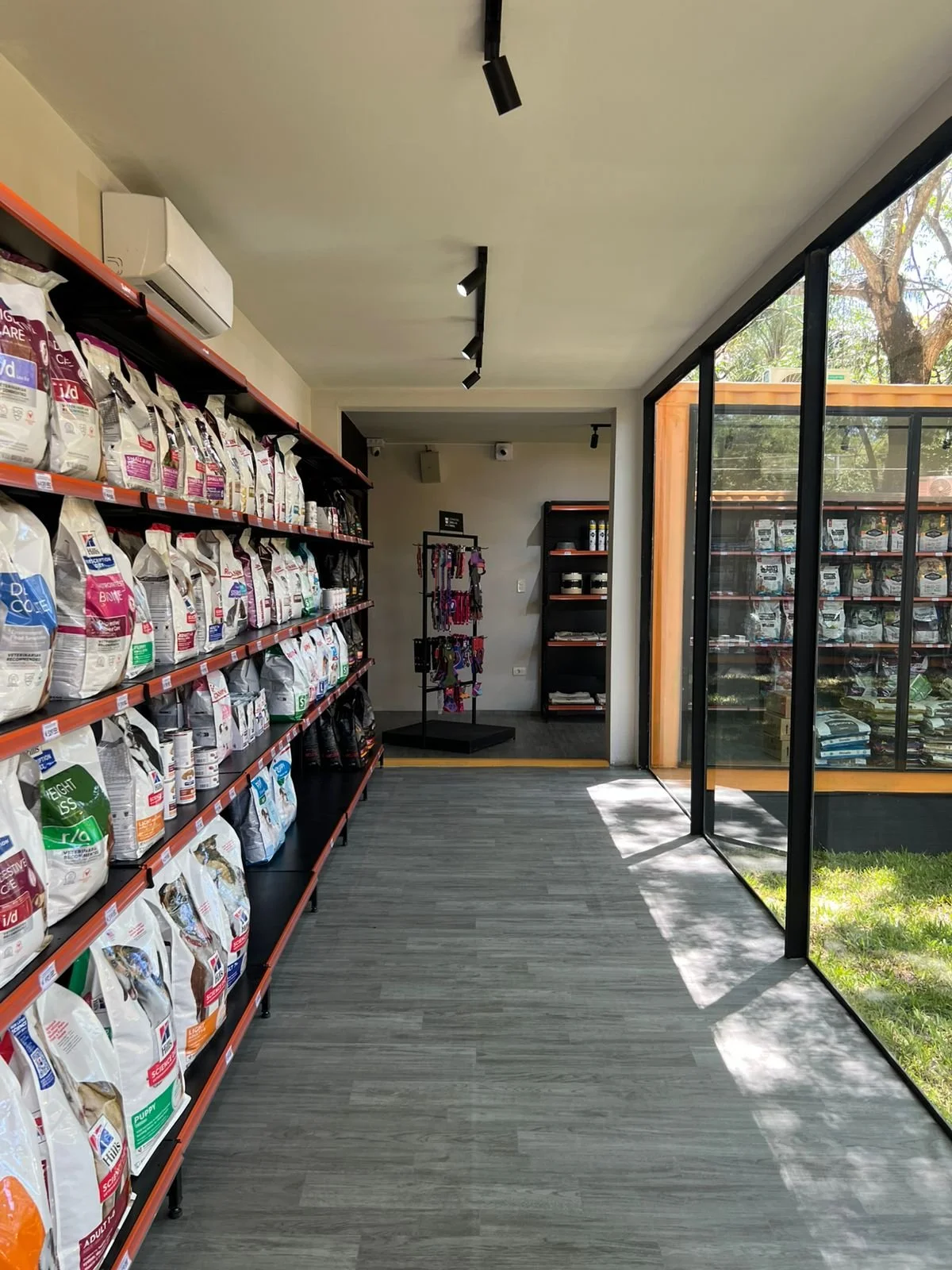 Showroom 4 Pets en contenedores