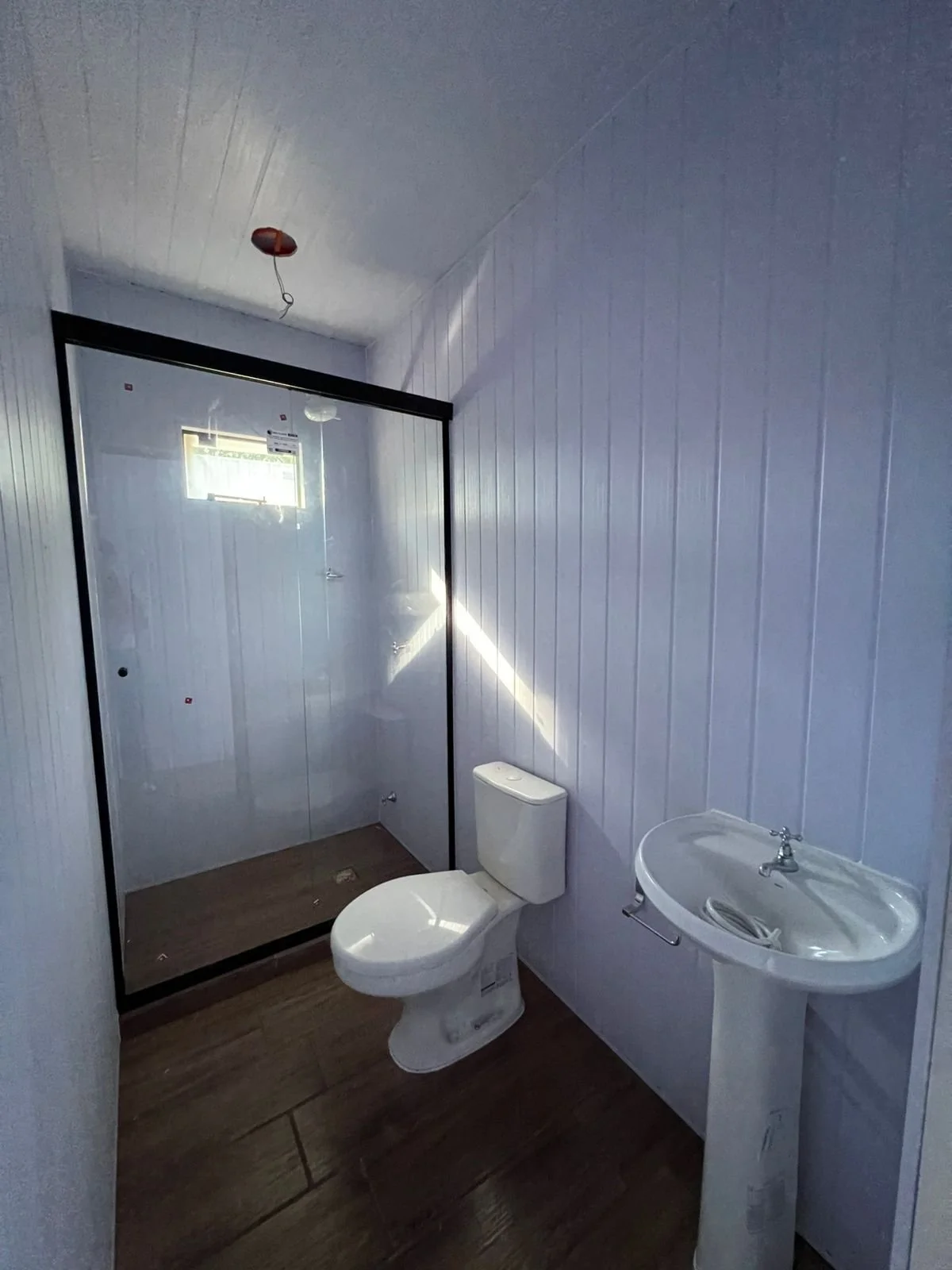 Baño en contenedor con blindex