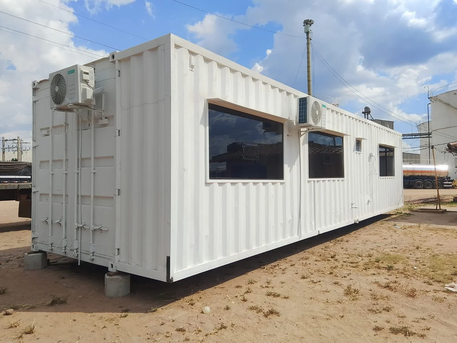 Oficina portuaria con contenedores Multitainer