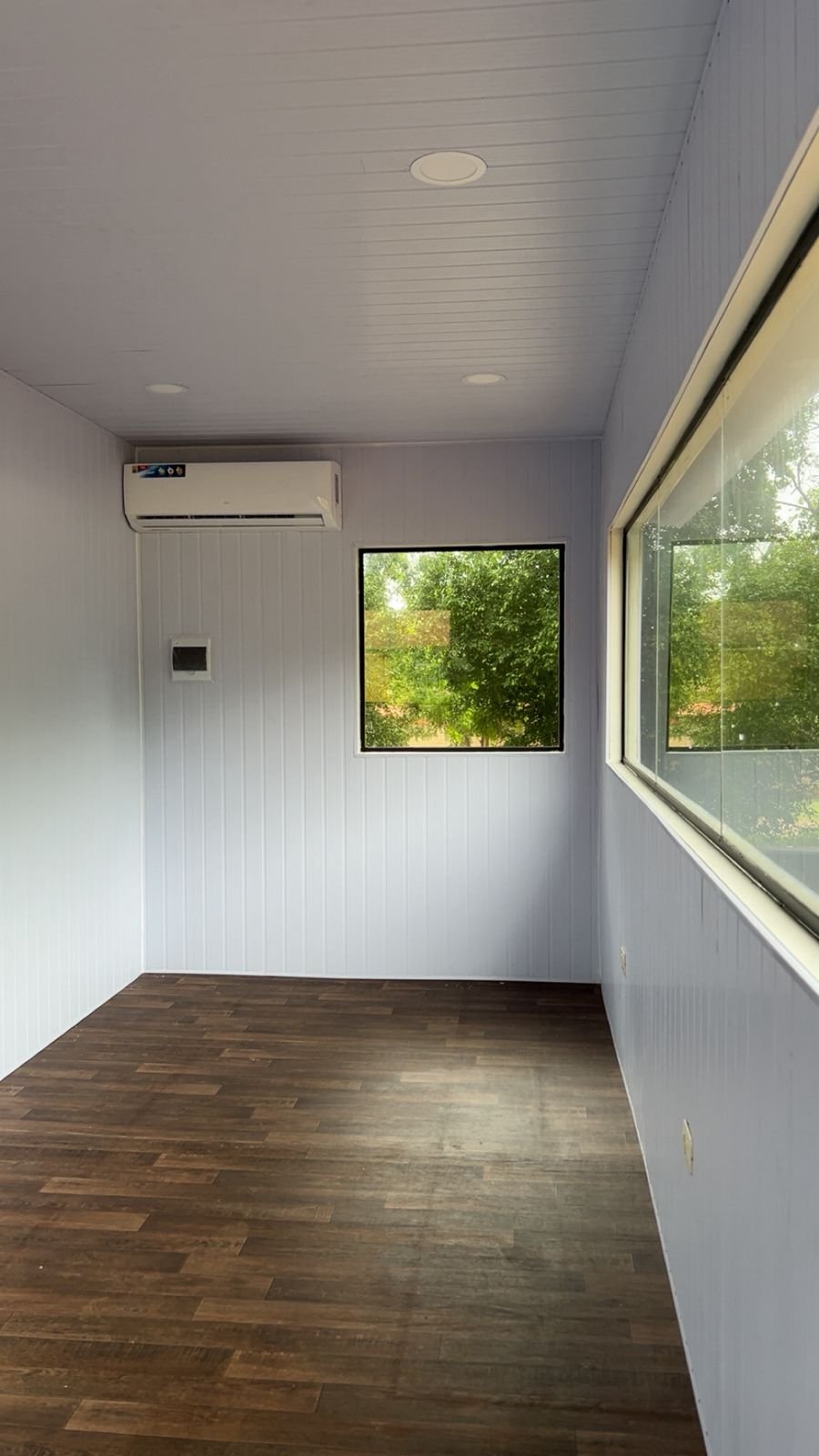 Interior de oficina modular con contenedores e iluminación natural